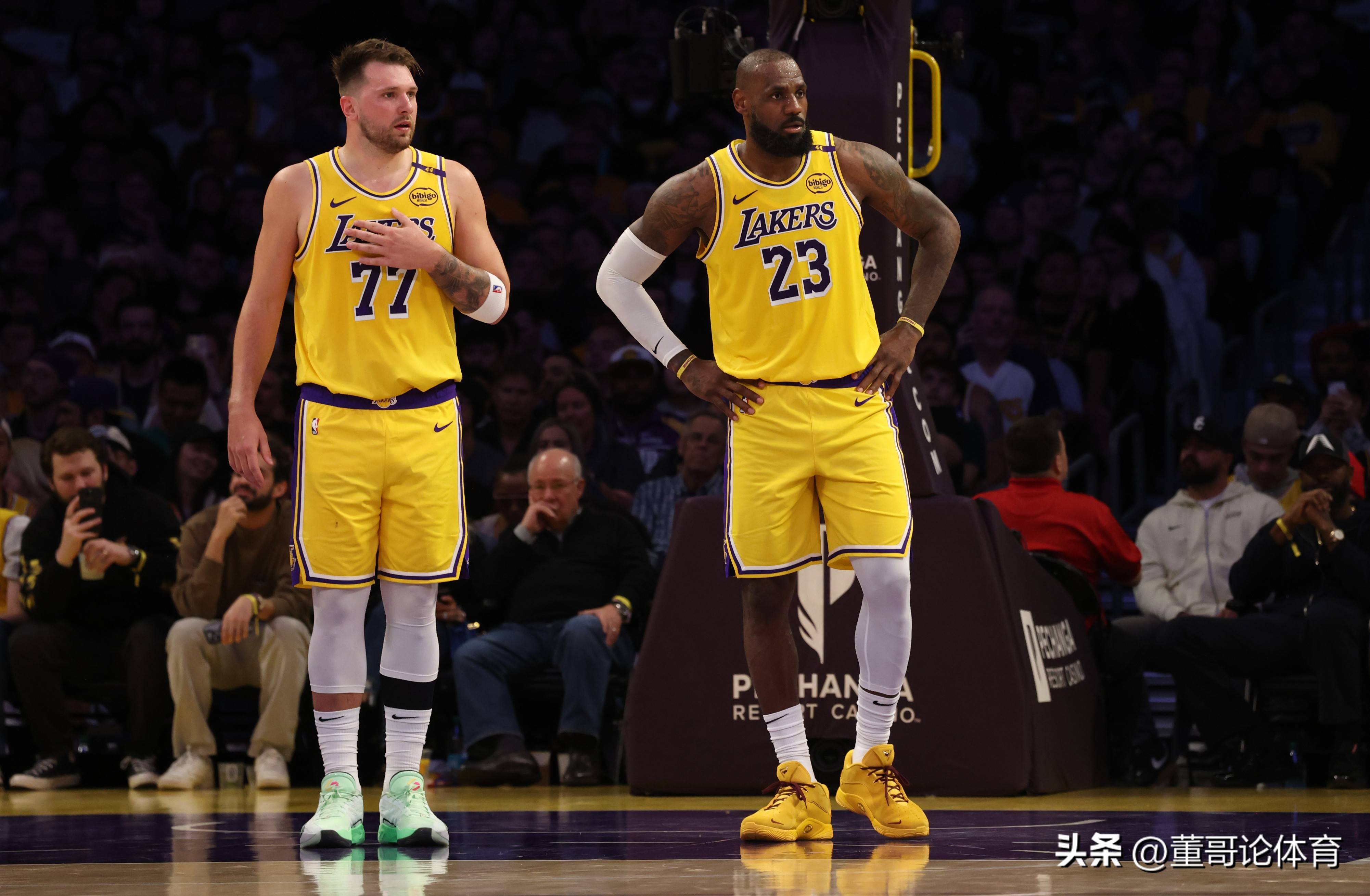 东契奇重返赛场，夺冠首场状态出色，中国队观众沸腾！的简单介绍